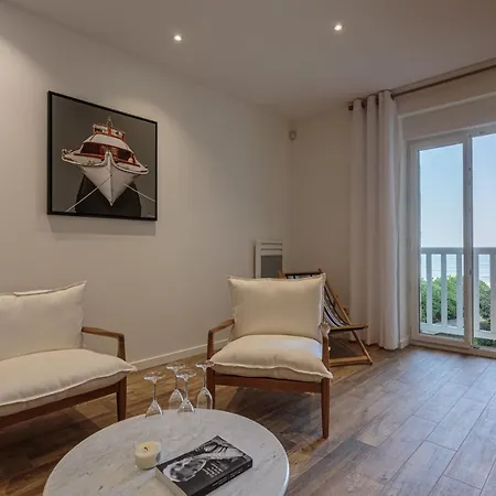 Florence Keyweek In Front Of The Miramar Beach In بياريتز